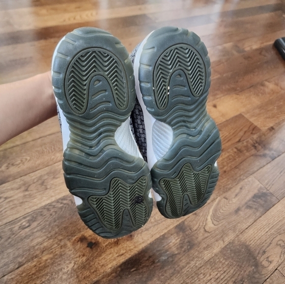 Air Jordan Future BG Olive Canvas Sneaker size 5.5Y/ Womens 7/ Euro 38 - Picture 6 of 7